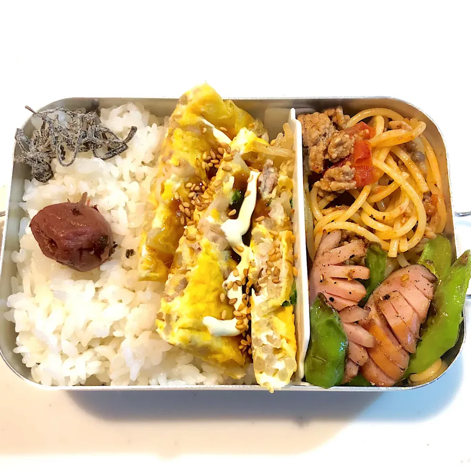 Snapdishの料理写真:サラ弁　　　　　　　　　　　　　　　　　　トマトソースパスタ　キャベツと鶏ミンチのとんぺい焼き風卵焼き　ウインナー|じゅんさんさん