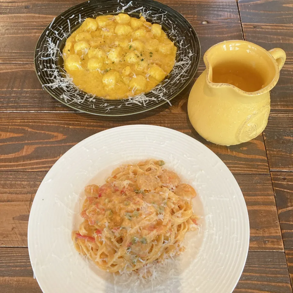 Snapdishの料理写真:小海老のトマトクリームソースパスタと　　じゃがいもニョッキのかぼちゃクリーム　ソースパスタ🍝|ちゃみこさん