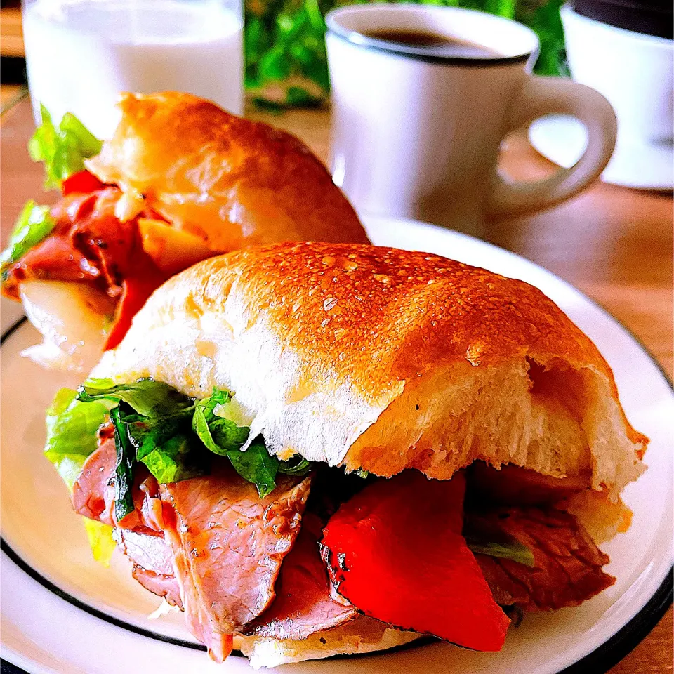 Snapdishの料理写真:赤ワインソースのローストビーフサンドで朝食🍔☕️🥛|Sの食卓さん