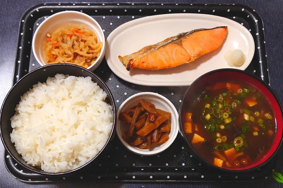 今日の朝ごはん（福井県産いちほまれに焼鮭（銀鮭）、切り干し大根、赤だしのなめこ汁、割干し大根漬）|Mars＠釜飯作り研究中さん