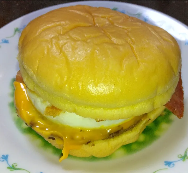 マックのこくうますき焼き月見バーガー|よっちびやばんぶーさん