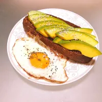 Snapdishの料理写真:🥑🍳 早餐😋|SPJWUさん