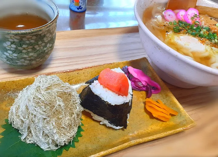 休日のランチ🍜

 おにぎり🍙と月見うどん🍜|びせんさん