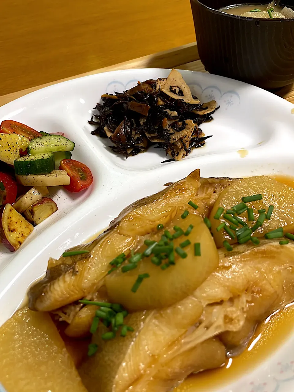 カレイの煮付け、ひじきの炒め煮、秋野菜のサラダ(きゅうり、ミニトマト、エリンギ、レンコン、さつまいも)、豚汁|caoさん