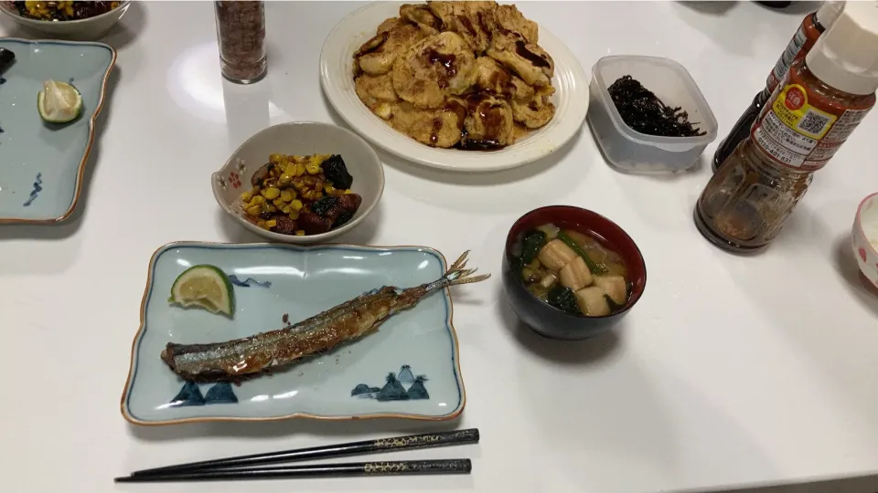 Snapdishの料理写真:晩御飯(^^)☆秋刀魚の塩焼き☆バター醤油炒め（コーン、ほうれん草、ウインナー）☆むね肉のピカタ☆みそ汁（麩、キャベツ、しめじ、ほうれん草）|Saharaさん