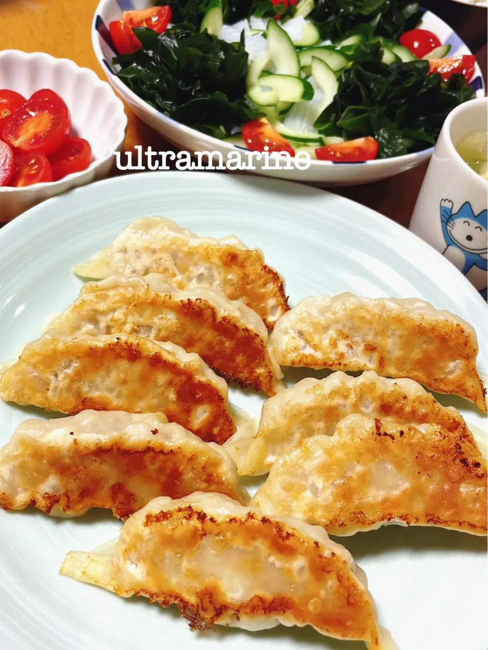 Snapdishの料理写真:＊大きめ餃子で晩ごはん♪＊|ultramarineさん