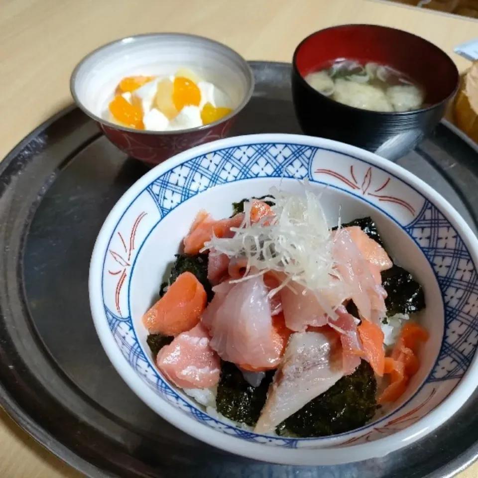 刺身の切れ端（半額）丼、
自家製杏仁豆腐。|ariyo4200さん