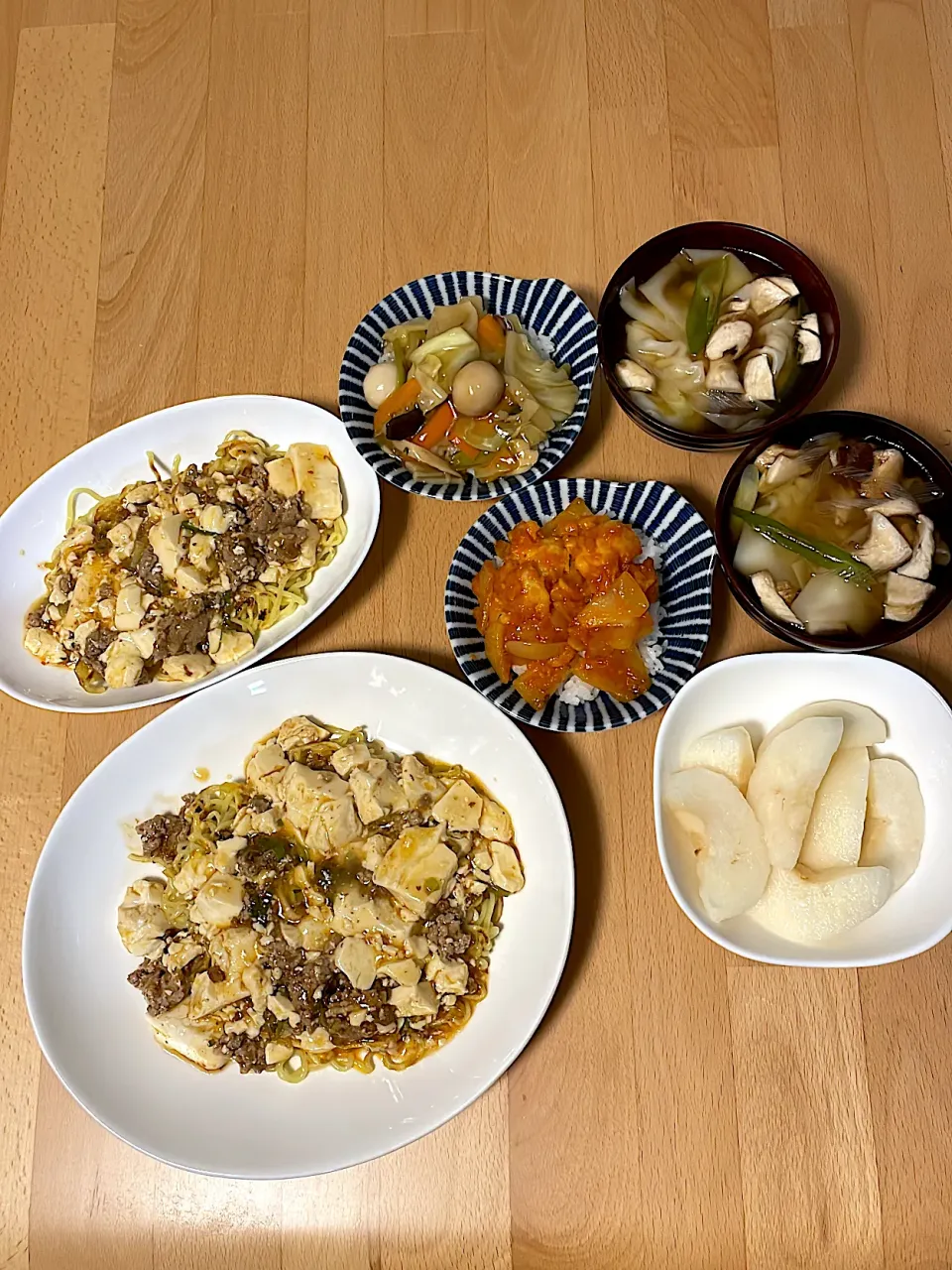 麻婆麺　ミニ海老ちびり丼・ミニ中華丼　ワンタンスープ　梨|そのみさん