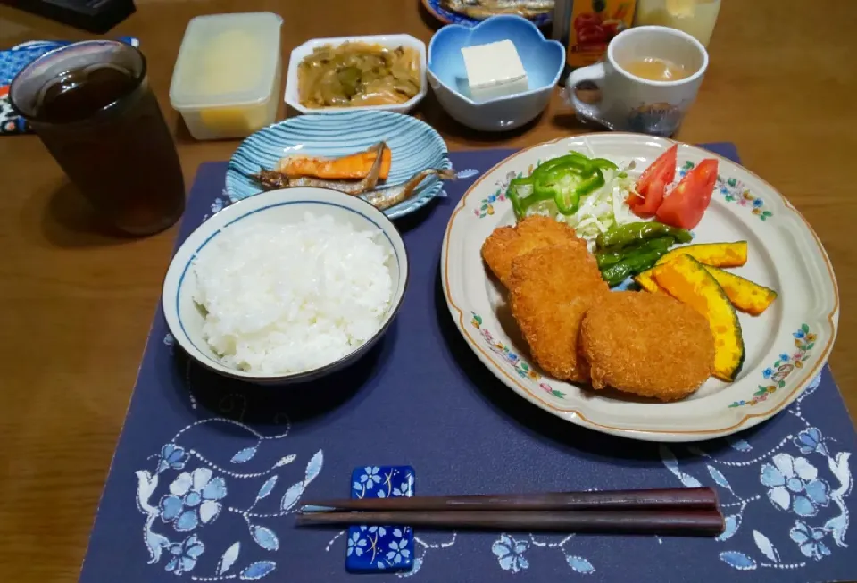 コロッケと素揚げのプレートとお惣菜の焼き魚セット(夕飯)|enarinさん