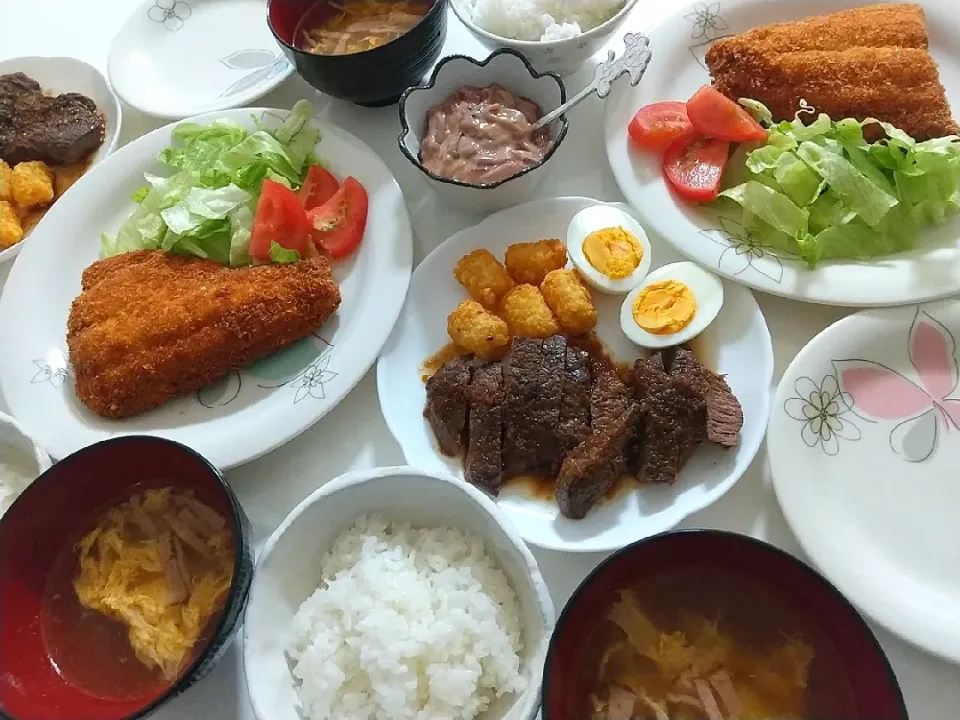 夕食(*^^*)
和風ステーキ&ハッシュドポテト、ゆで卵
サーモンフライ&サラダ🥗
イカの塩から
ベーコンと卵スープ|プリン☆さん