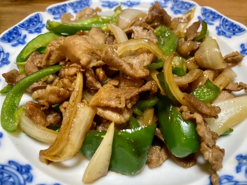 実家の夕飯（おふくろの味）子どもの頃から食べてきた豚肉とピーマンの炒め🫑|ゆうじ.さん