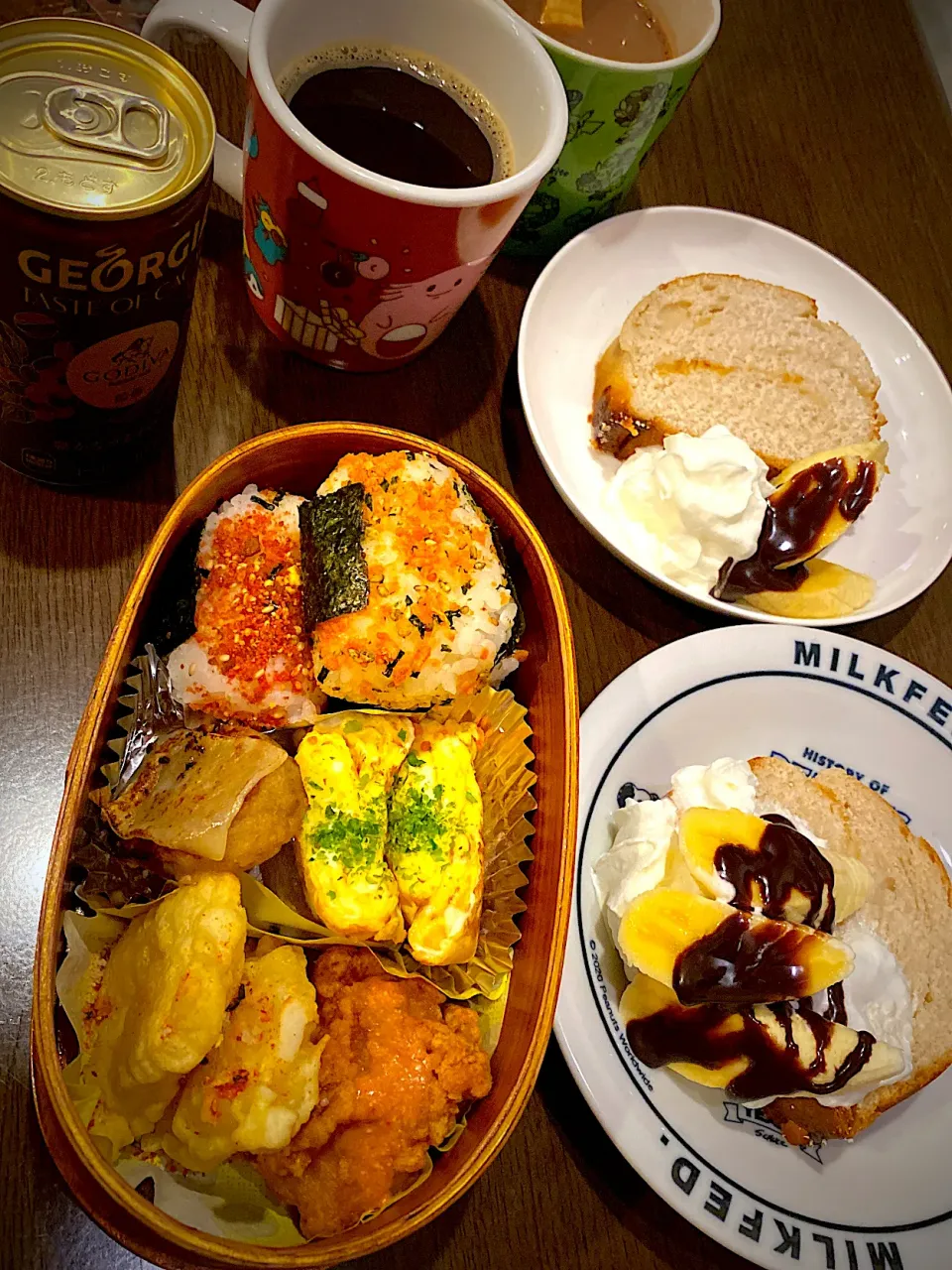 お弁当🍱　おむすび　牛肉、鮭ふりかけ　焼き海苔　出し巻き卵　青海苔　炙りチーズハンバーグ　フライドチキン　オーロラ辛ソース　イカ天ぷら　カカオ入りコーヒー　ココアオレ　シナモンアップル食パン　チョコバナナ|ch＊K*∀o(^^*)♪さん