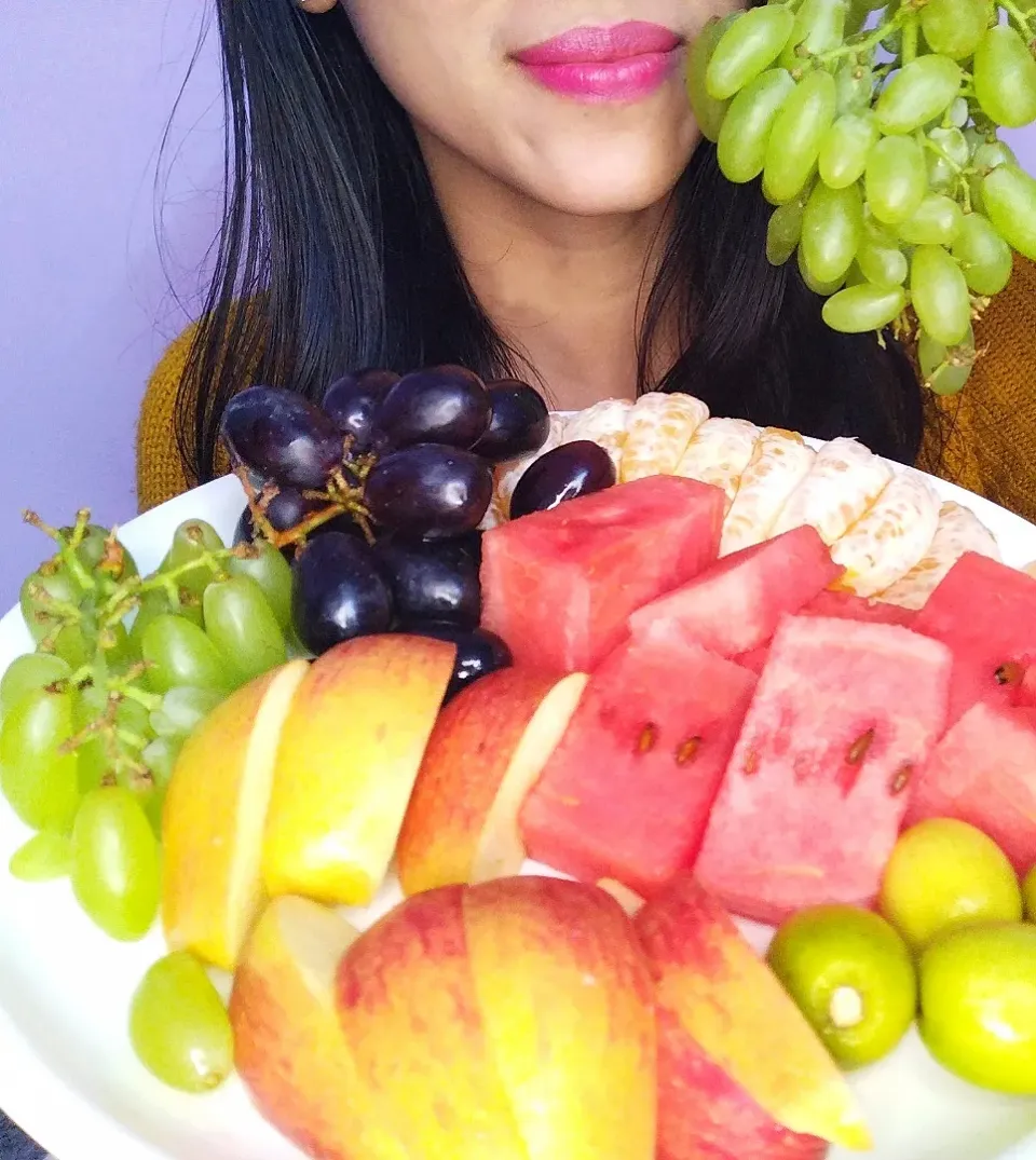 Selfie with my favorite fruits 🍇 🍉 🍎  

👇👇👇👇👇👇👇👇👇
https://youtube.com/channel/UCZRJW1GHuF18xei2nCjdQQQ|Mrs.Tandoori Channelさん