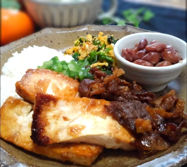 ニコル🌈さんの料理 牛肉と豆腐の照り焼き丼|くまちゃんさん