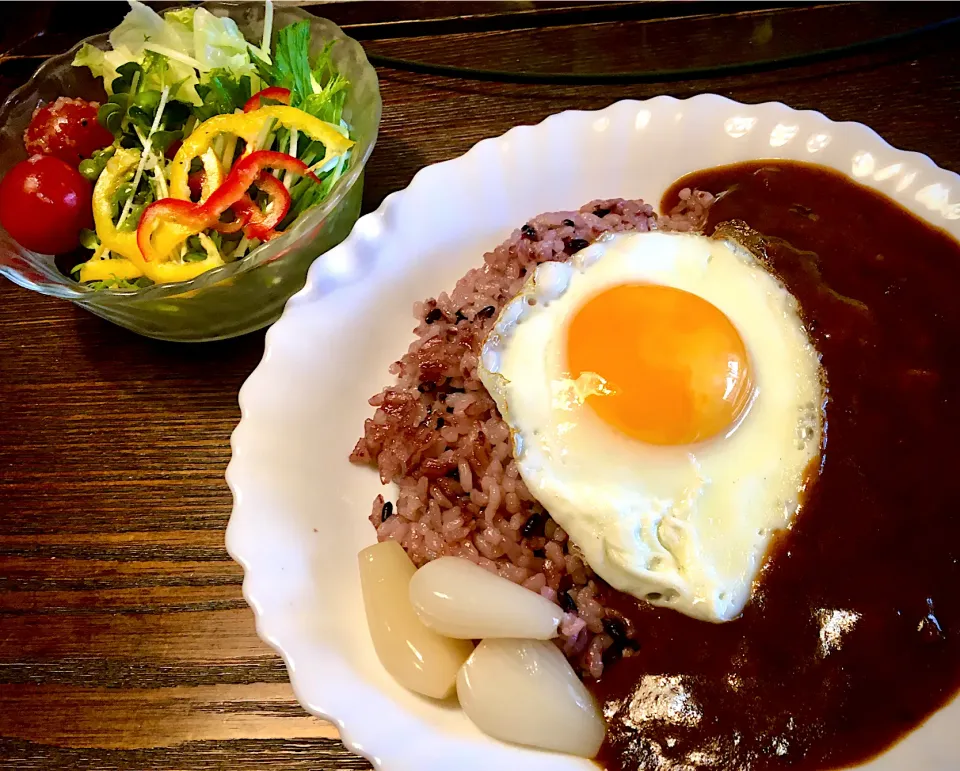 今日のランチは                                          「カレー & ミニサラダ」                        (玄米＋黒米で)|mottomoさん