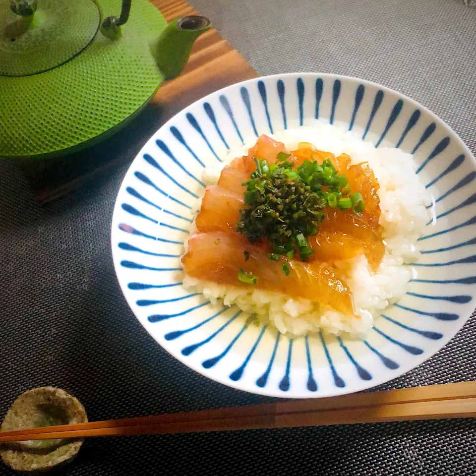 イチロッタさんの料理 アカヤガラのヅケ茶漬け✨穂紫蘇の塩漬けを添えて❣️✨✨✨今日の朝ごはんだよ。😋|ユミさん