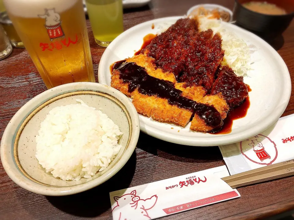 Snapdishの料理写真:わらじとんかつ定食（みそとソースの半々） ¥1,800|Blue Moon Caféさん