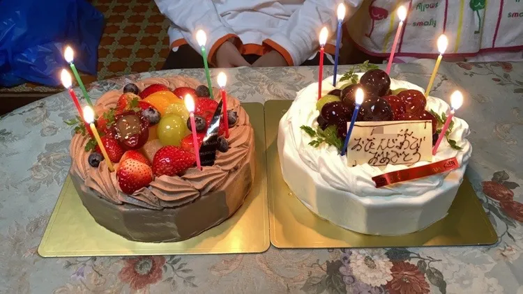 今日は長男の誕生日ケーキを持って姑さん家でお祝い。6号を2つ。1人2切れ🤣晩御飯コレで良い？って聞いたら3人共に「はぁ？」って言われた(´༎ຶོρ༎ຶོ`)|Saharaさん