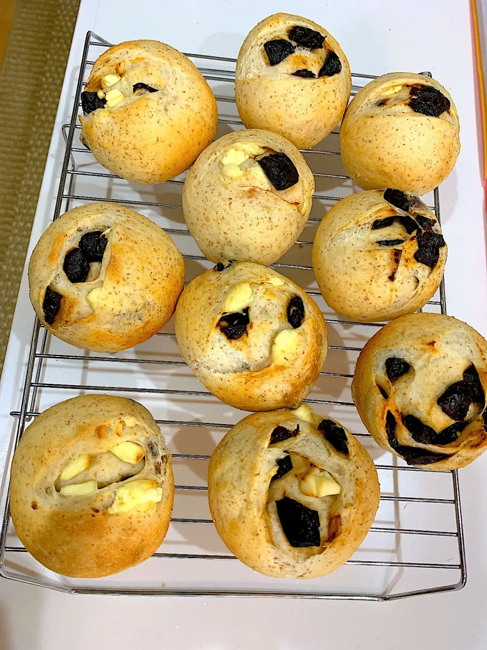 プルーンとクリチのパン|Ayako Koizumiさん