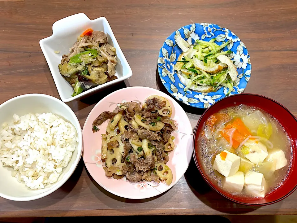 牛肉と蓮根の甘辛炒め　鍋の残りスープ　きゅうりとちくわの酢の物　豚こまと野菜のおろし和え|おさむん17さん