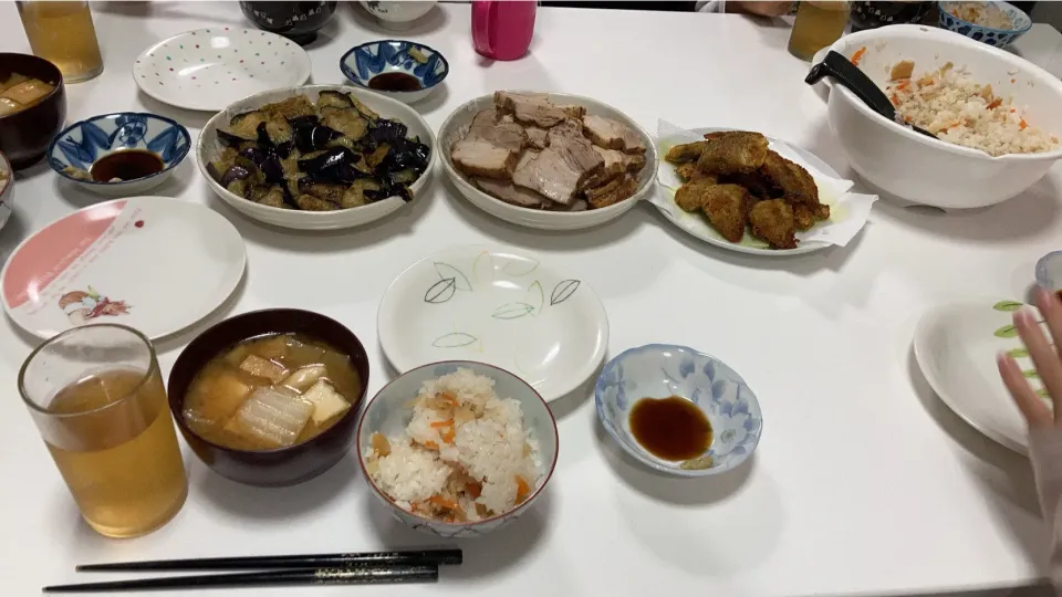 晩御飯(^^)☆ちらし寿司☆揚げ茄子ぽん酢☆鯖のカレー揚げ☆紅茶煮豚☆みそ汁（白菜、しめじ、えのき、厚揚げ）|Saharaさん