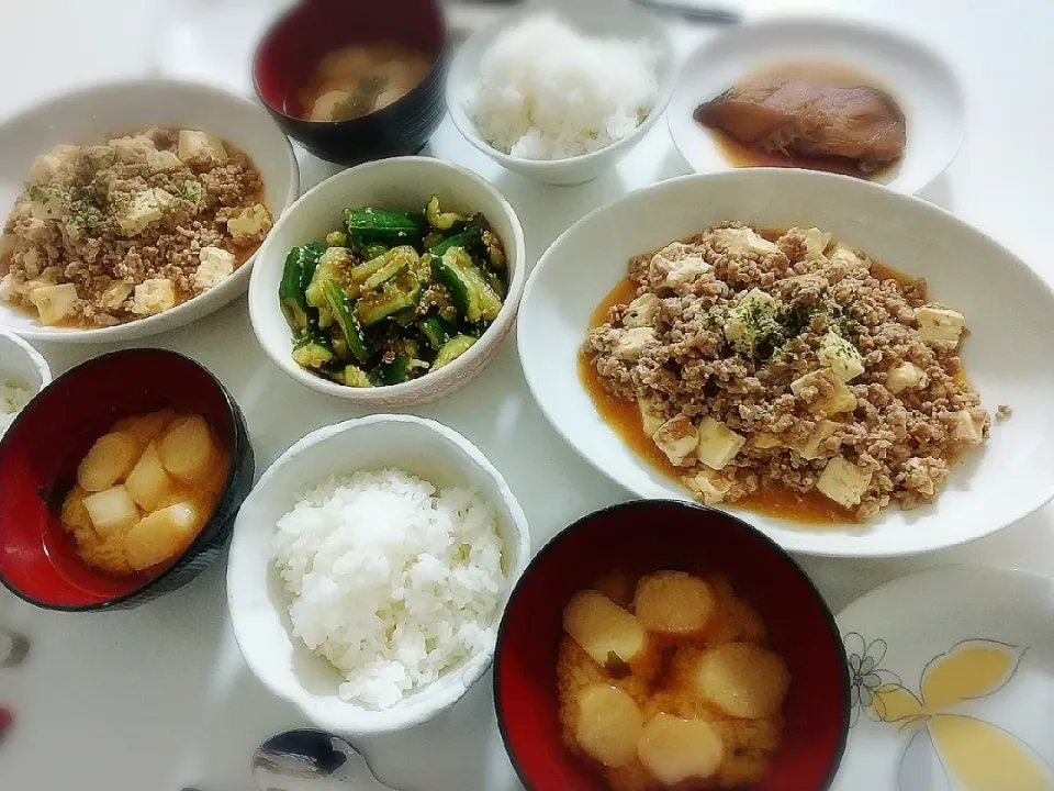 夕食(*^^*)
麻婆豆腐
銀ダラ煮
ごま油たたききゅうり
お味噌汁(お麩、ワカメ)|プリン☆さん