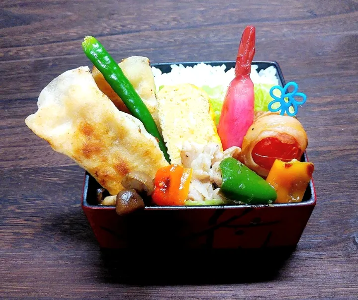 お弁当❕
✾生姜餃子
✾あご出し巻き玉子
✾トマトの豚巻き
✾パプリカとキノコと豚の塩ダレ炒め
✾大根の桜漬け|ayaさん