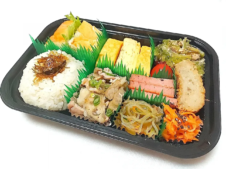 パン🥖とおにぎり🍙の欲張り弁当🍱

★手作りコッペパンのツナサンド
★手作りだし醤油作ったときの鰹椎茸昆布入り🍙
★だし巻き玉子
★ごうやとサバ缶の糸昆布合え
★コロッケ
★プチトマト
★SPAM
★酢人参
★春雨サラダ
★山芋、レンコン、豚肉炒め|Keiさん