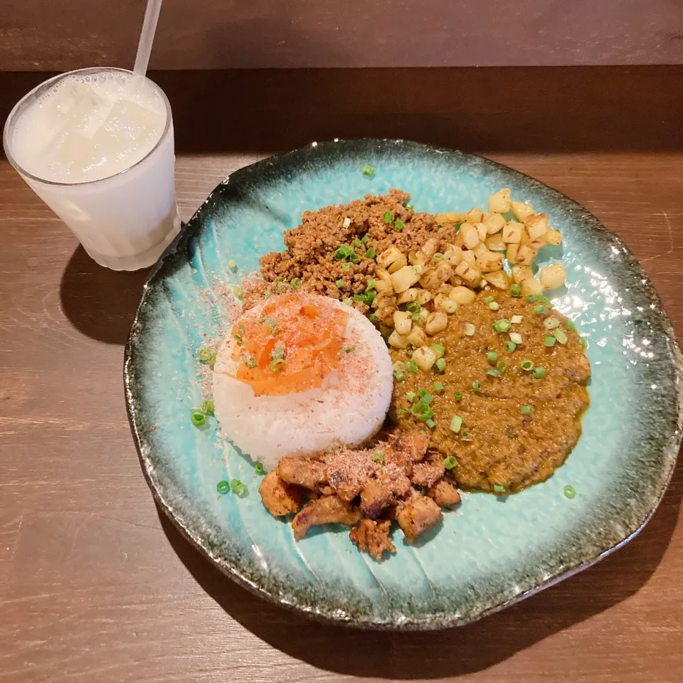 小松菜と味噌のスパイスカレー🍛　　　　和風カルダモンキーマとジャークチキンのあいがけ|ちゃみこさん