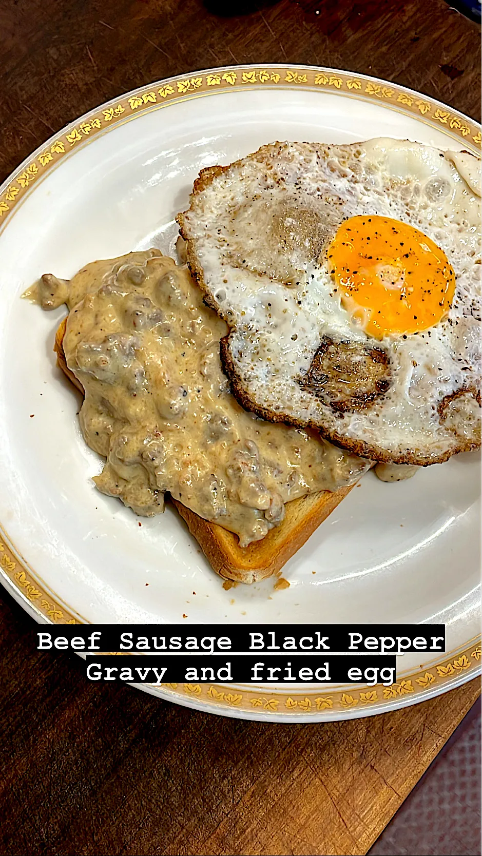 Beef Sausage Black Pepper Gravy and Fried Egg|Chris Shannonさん