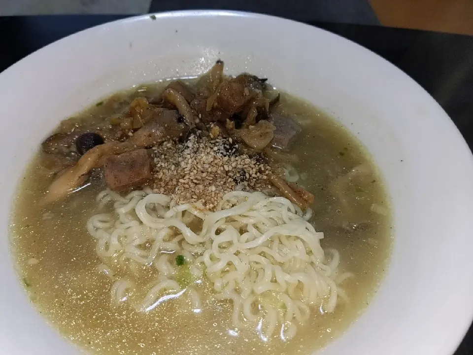 夜勤明けサッポロ一番塩ラーメン使って、牛サイコロステーキ（出し汁＋）と茸他をトッピング|Tarou  Masayukiさん