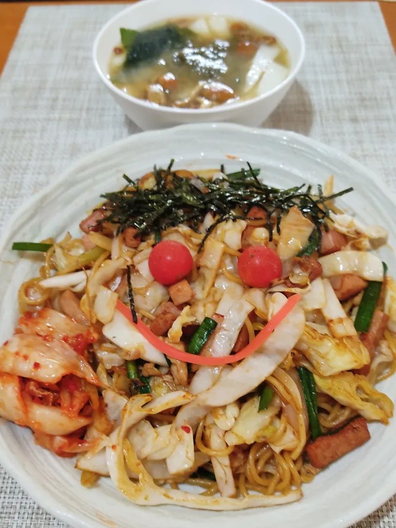 普通の中華麺の焼きそば

沖縄そばではない、普通の焼きそばをいただいています。
麺が細いので食感が違います。
ツルツルしてて、いつものちぢれよりはソースと絡まっている気がします。
でも食べ応えは沖縄そばかなー。|Rピージャーさん