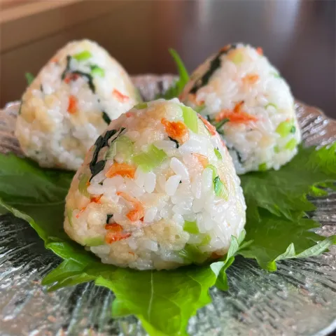 「丸鶏がらスープ™」を使ってみたSnapdishの料理・レシピ写真:小松菜のナムルと天かすのおにぎりです🦐