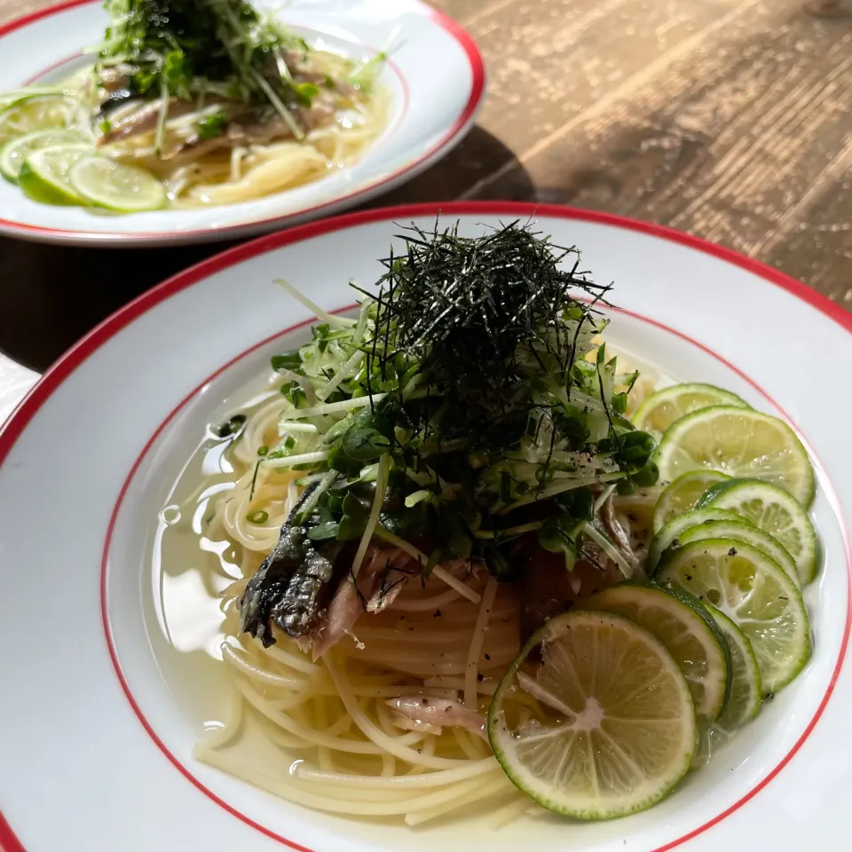 炭火焼き秋刀魚と酢橘、薬味の温出汁パスタ|koji toyodaさん