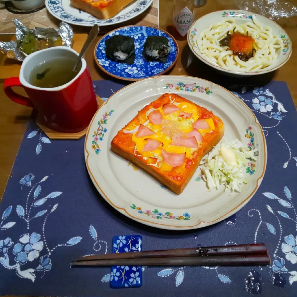 ピザトーストと冷やしぶっかけうどんとおにぎり(昼飯)|enarinさん