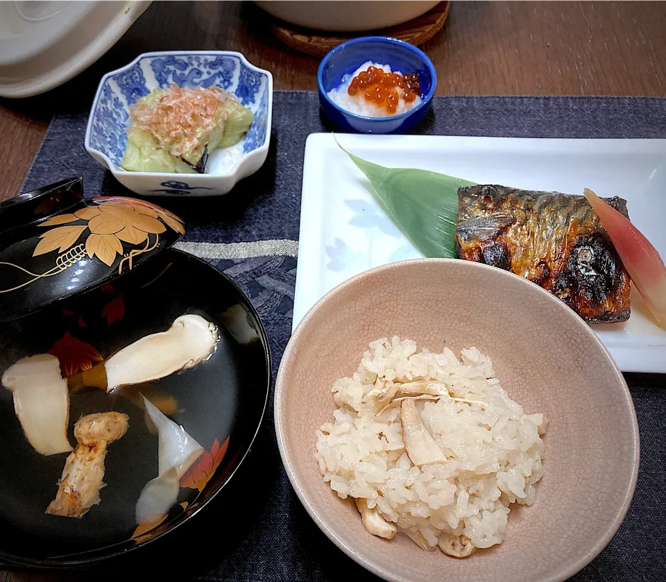 Snapdishの料理写真:10/10 マツタケご飯|あーるさん