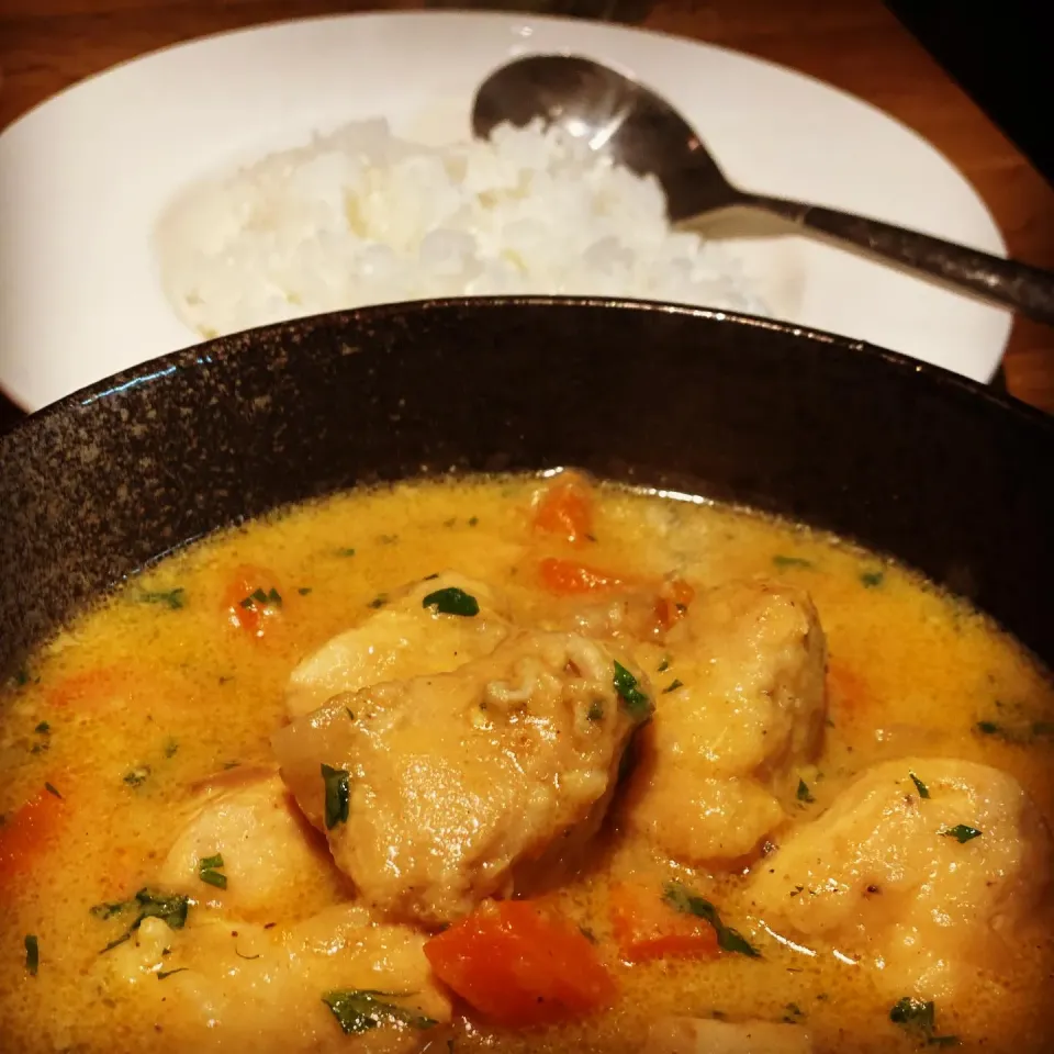 Snapdishの料理写真:Dinner ! Dinner ! 
Spicy Coconut & Coriander Chicken Curry with Steamed Rice 🍚 (chicken is soft and delightful) 
#currychicken #rice 
#chefemanuel #homecooking|Emanuel Hayashiさん