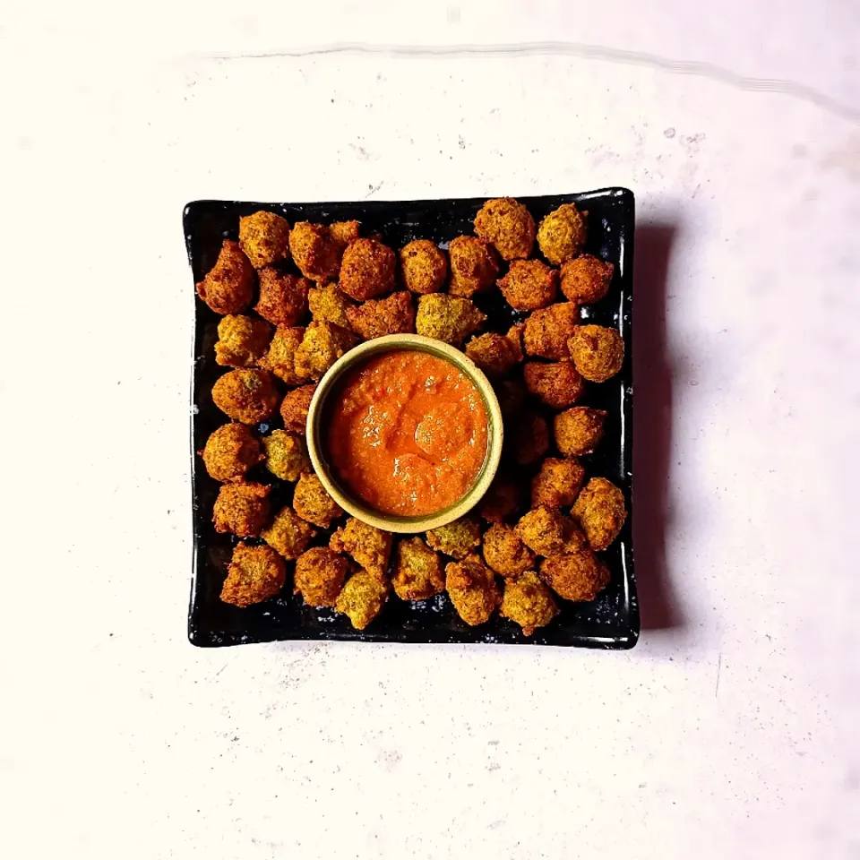 Snapdishの料理写真:moong dal pakode
(deep fried green lentil fritters)
with tomato chutney|spiceitupさん