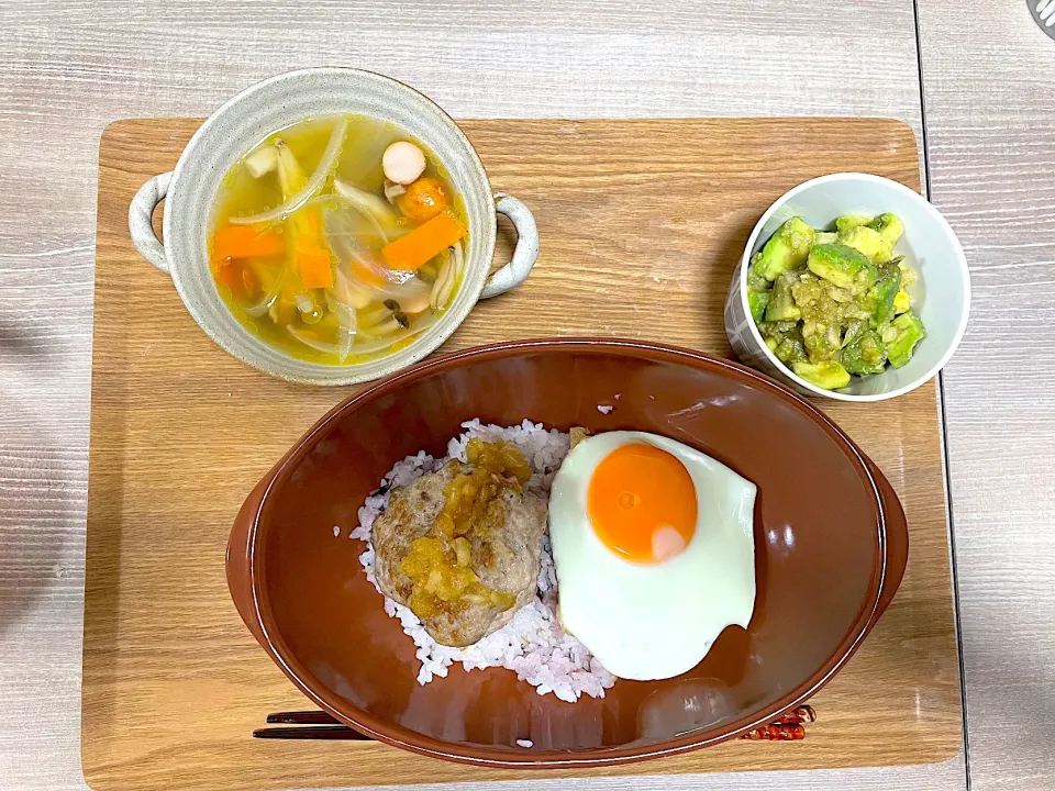 Snapdishの料理写真:ステーキハンバーグ丼、アボカドのポン酢和え、ブイヨンスープ|aaaさん