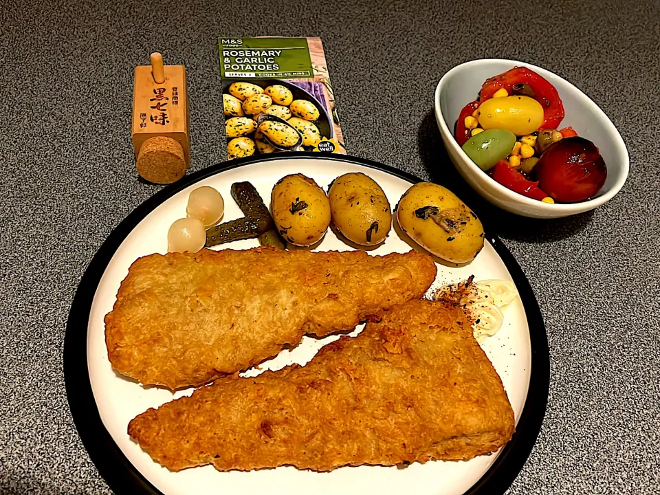 大英帝國風Fish ‘N Chips. Rosemary & Garlic Potatoes. Tomato, Olives & Sweet Corn Salad|270w178bさん