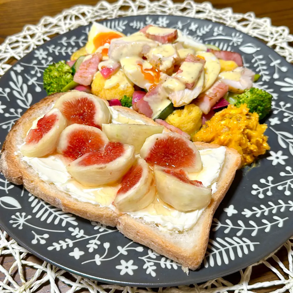 無花果クリームチーズオープンサンド、チキンとベーコンと温野菜のペイザンヌサラダ|むむさん