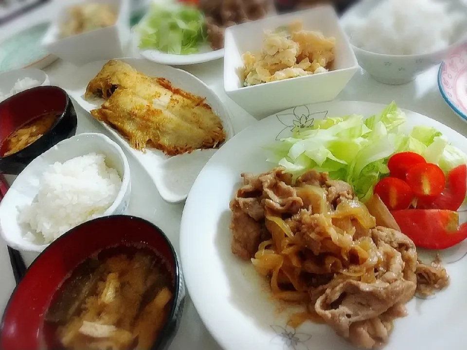 夕食(*^^*)
豚肉しょうが焼き&サラダ🥗
カレイバターソテー
マカロニツナサラダ
お味噌汁(ナス、油揚げ、すりゴマ)|プリン☆さん