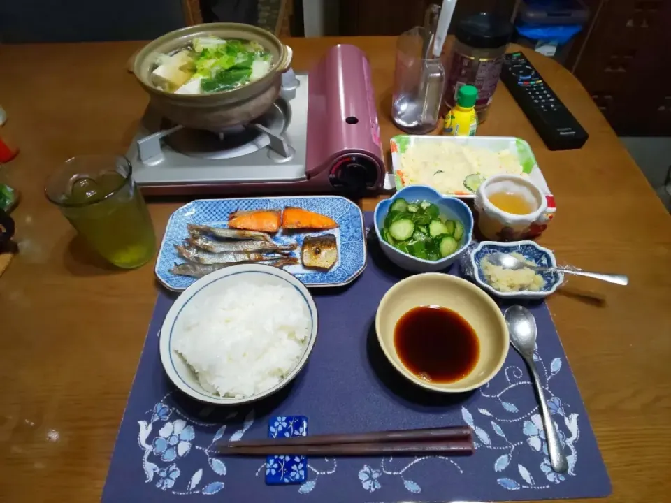 キノコ鍋と酢の物とお惣菜の焼き魚セット(夕飯)|enarinさん