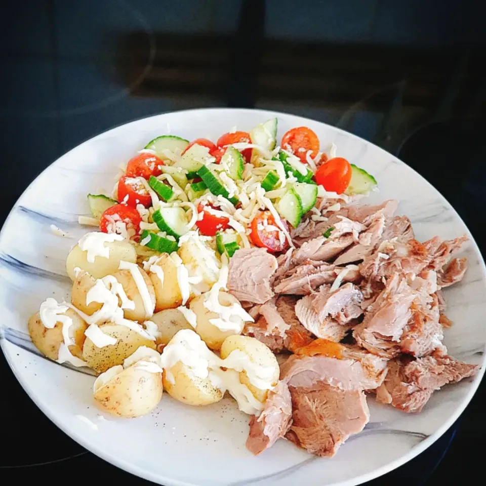 Turkey meat with cooked potatoes, tomatoes, cucumber, mozzarella cheese and mayonnaise.|Aldin Alicさん