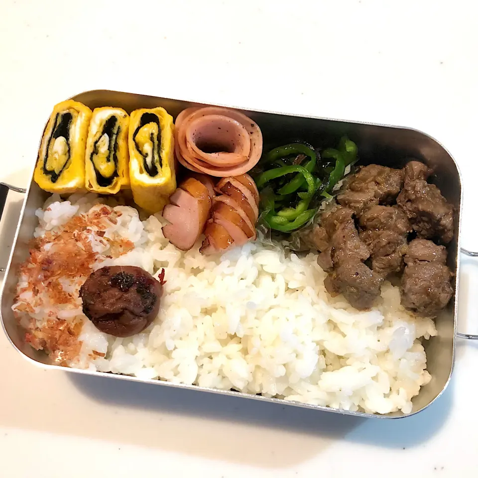 サラ弁　　　　　　　　　　　　　　　　　　牛ヒレ肉の生姜ダレ炒め　ピーマン塩昆布和え　海苔巻き卵焼き　ウインナー|じゅんさんさん