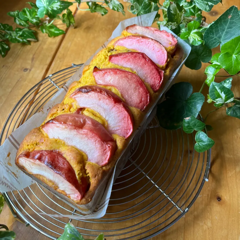 🍎🎃🍠🍇秋満載❗️パウンドケーキはかぼちゃベースにさつまいもの蜜煮＋レーズン＋りんご入り😍💓|Hollyさん