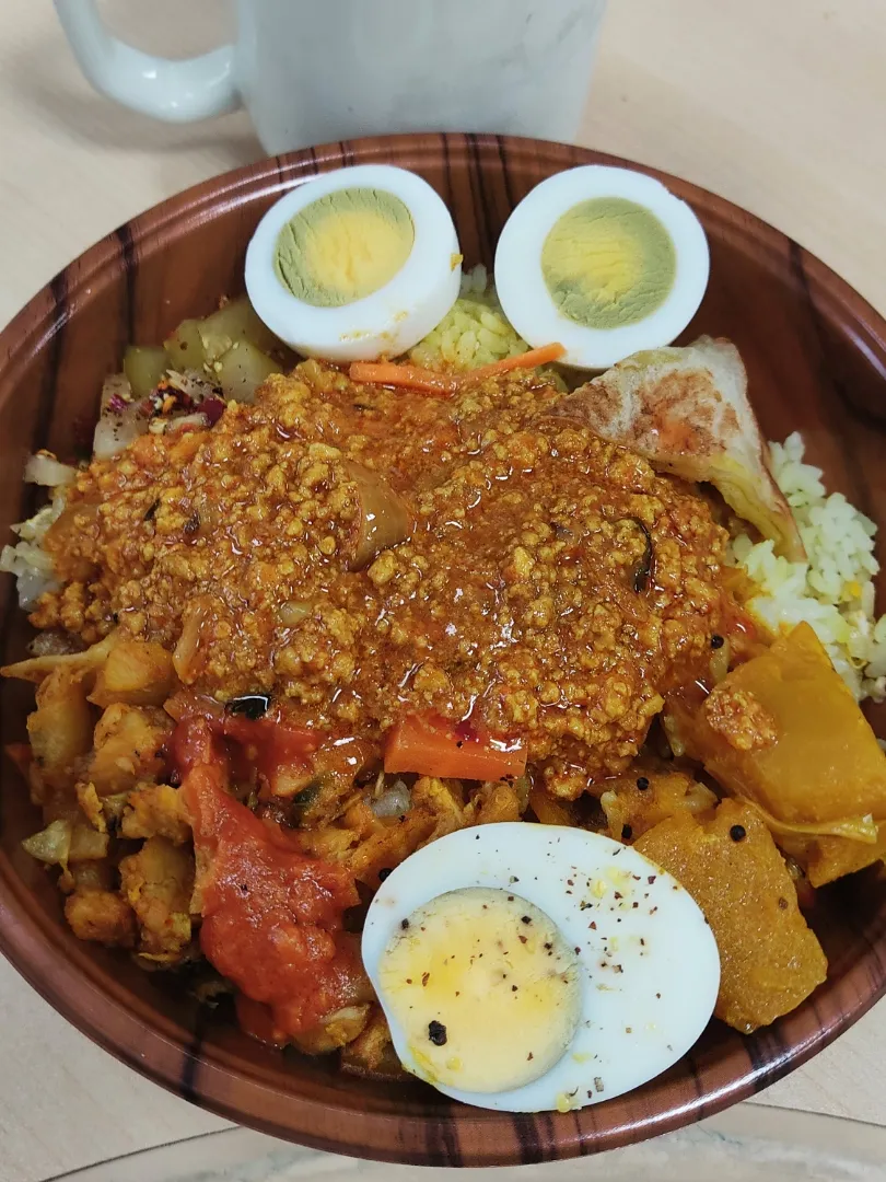 スリランカ料理店のキーマカレー

どうやら、インドよりスリランカカレーの方が辛いみたいです。
でも、いろんな野菜が入ってて、とてもヘルシー。
ワンプレートにいろいろ入ってるのは右手で食べるからだそうです。
もちろん私はスプーンで。|Rピージャーさん