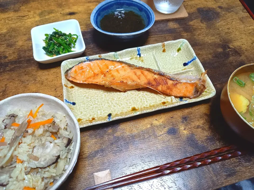 ・焼き鮭
・炊き込みご飯
・もずく酢
・ほうれん草の胡麻和え
・さつま芋と揚げのみそ汁|ちりさん