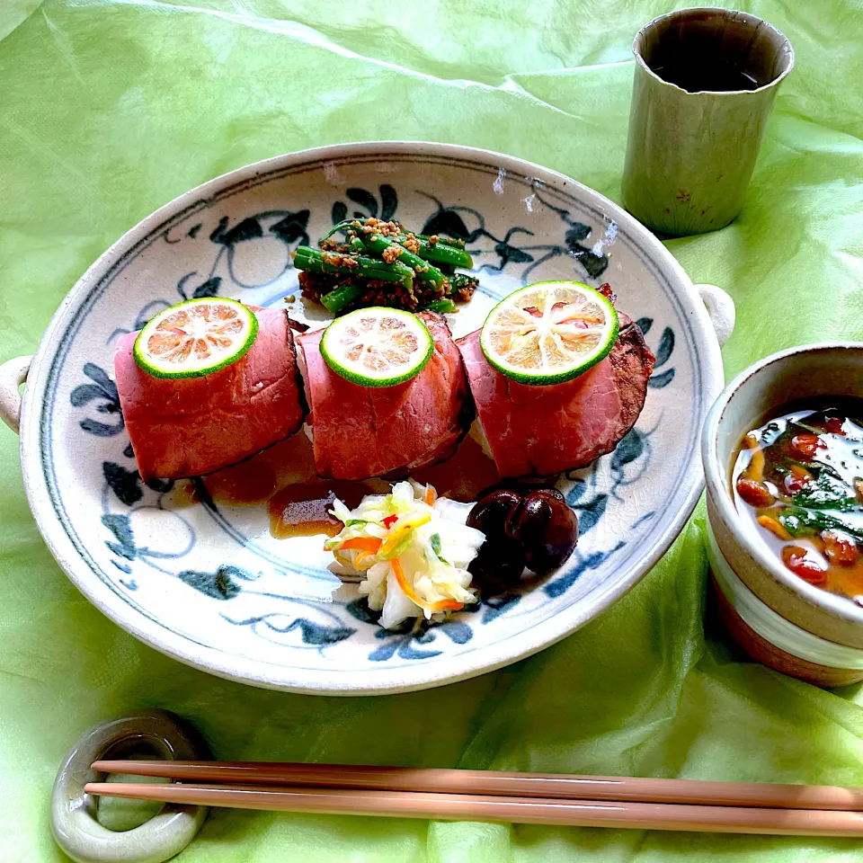 Snapdishの料理写真:ローストビーフおにぎりでひとりランチ|サミカさん