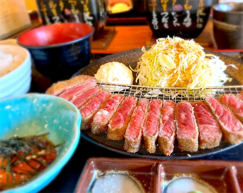 Snapdishの料理写真:うし寅 牛かつ定食🐂|ナナさん